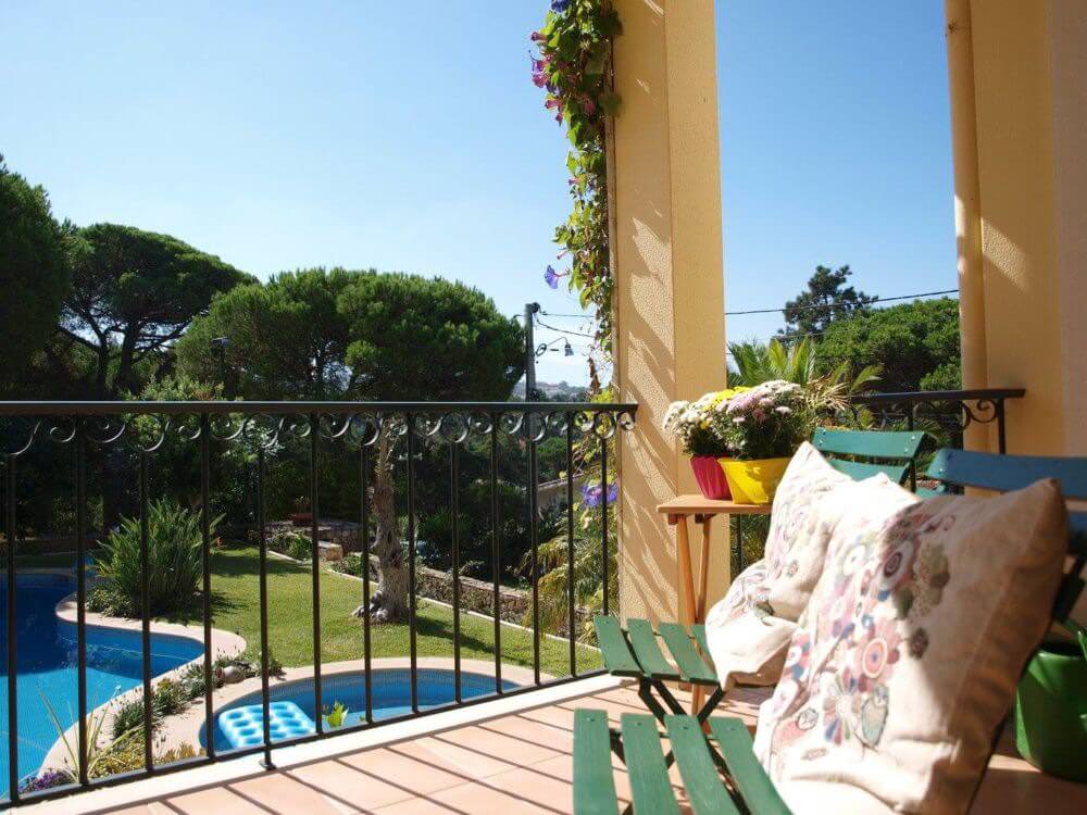 In our holiday house, all rooms and suites have a large balcony overlooking the swimming pool