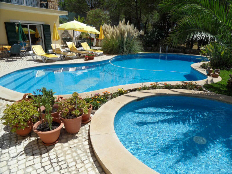 The two swimming pools at the Vila de Sol holiday house in Sesimbra
