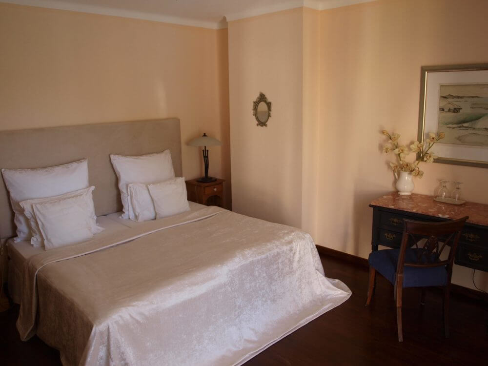 The cozy and comfortable Hooneymoon Suite at Vila de Sol is ideal for enjoying a relaxing holiday close to the beach and nature.