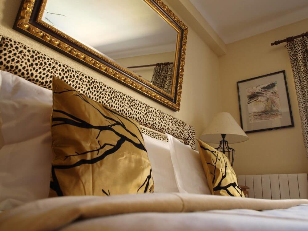 The cozy and comfortable Leopardo Suite at Vila de Sol is ideal for enjoying a relaxing holiday close to the beach and nature.