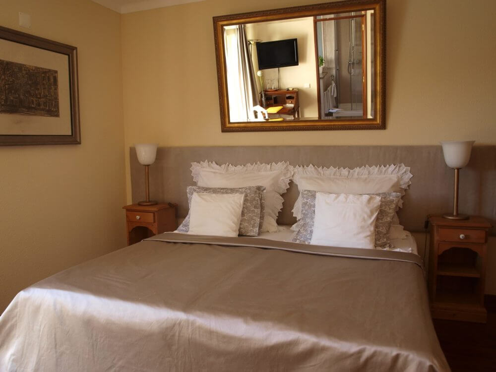 The cozy and comfortable Yasmin Suite at Vila de Sol is ideal for enjoying a relaxing holiday close to the beach and nature.